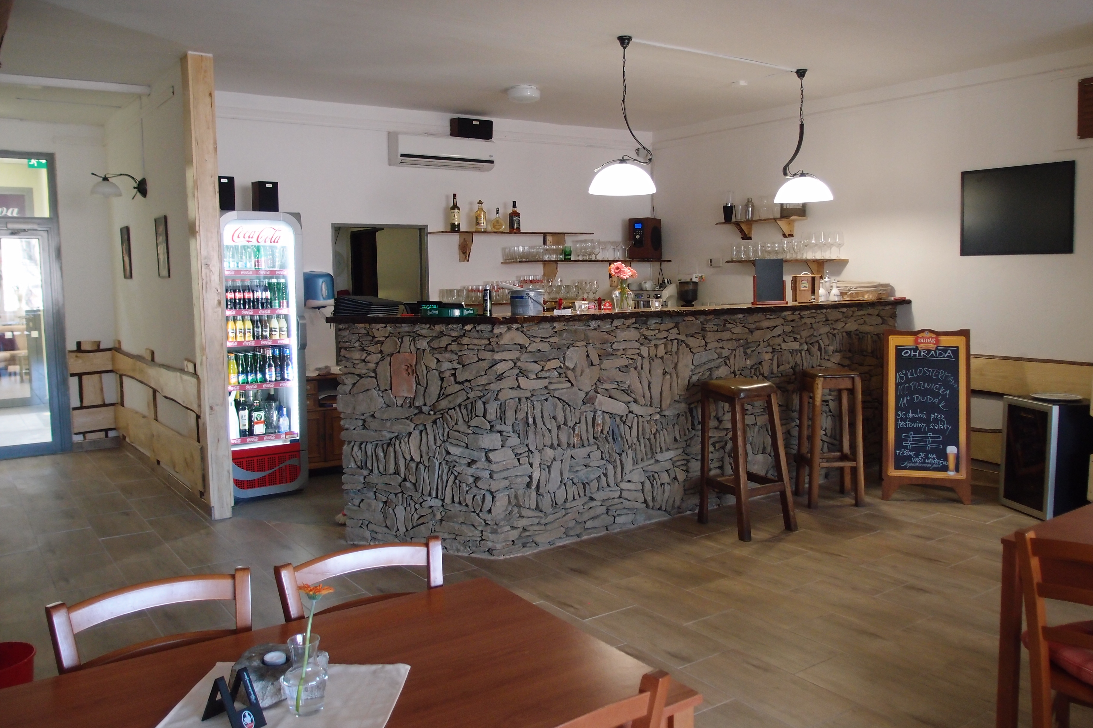 Restaurace pizzerie NA OHRADĚ již otevřena.